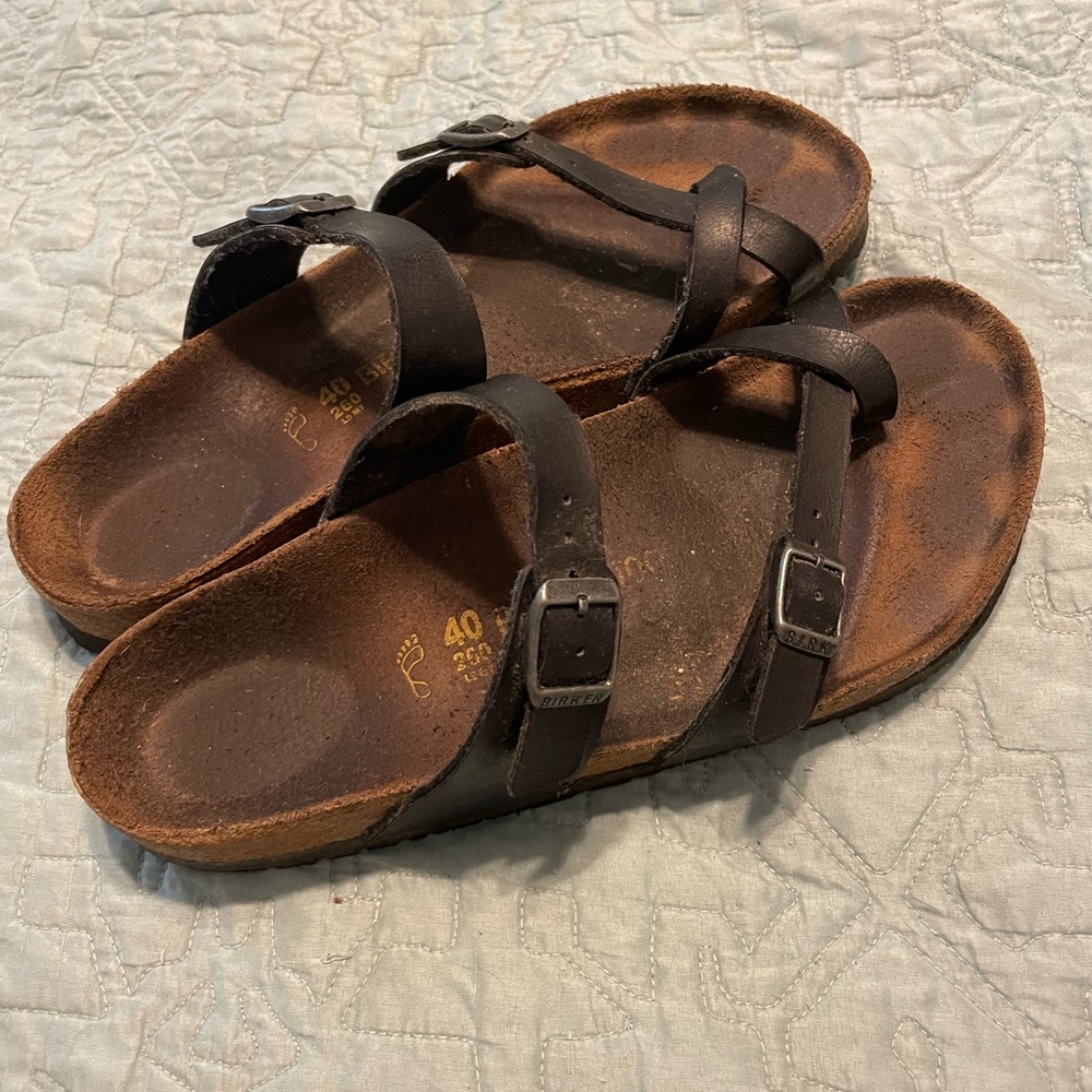 Birkenstock toe loop sandals, size 40. Well loved. Mayari style. Black straps.